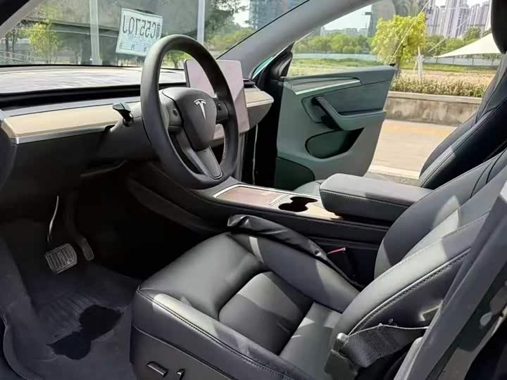 Photo 4 - Tesla Model Y