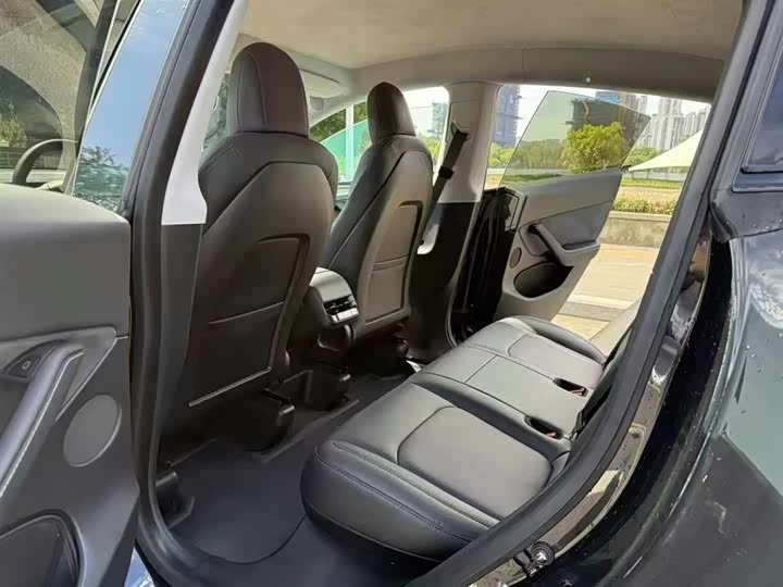 Photo 5 - Tesla Model Y