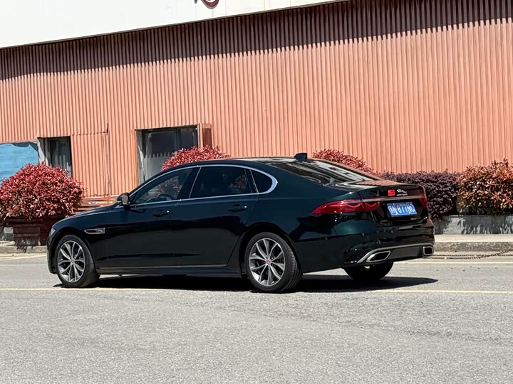 Photo 5 - Jaguar XF L