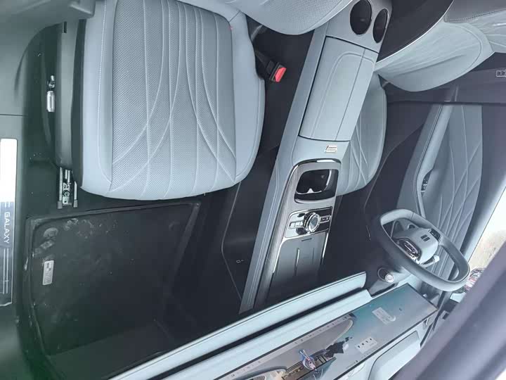 Geely Galaxy E8 2025 2025款 700km 远航智驾版