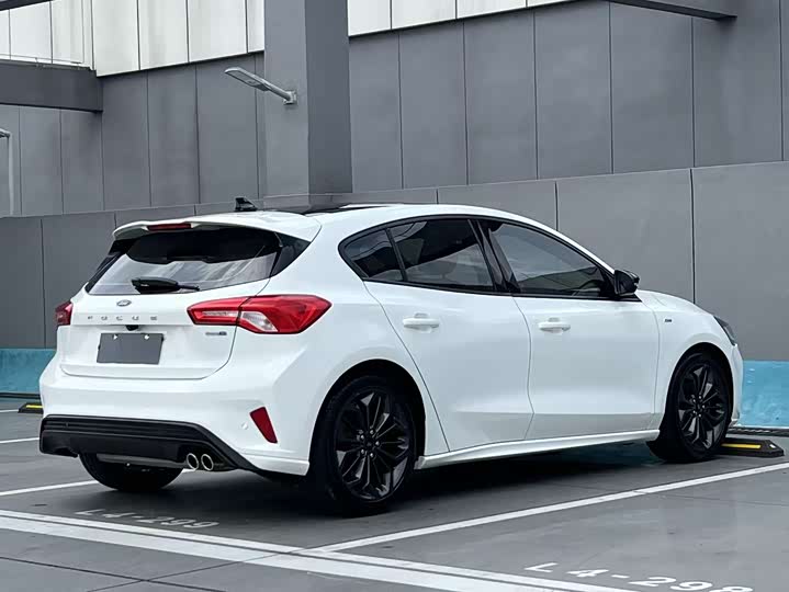 Ford Focus 2022 2022款 两厢 EcoBoost 180 自动ST Line