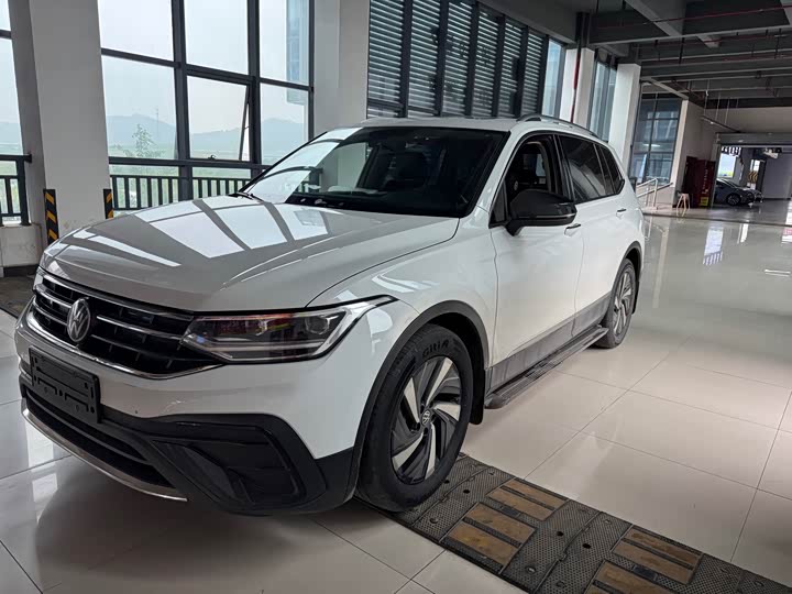 Volkswagen Tiguan L Pro 2025 2025款 出众款 300TSI 自动两驱龙腾版