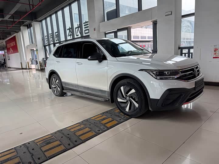 Volkswagen Tiguan L Pro 2025 2025款 出众款 300TSI 自动两驱龙腾版