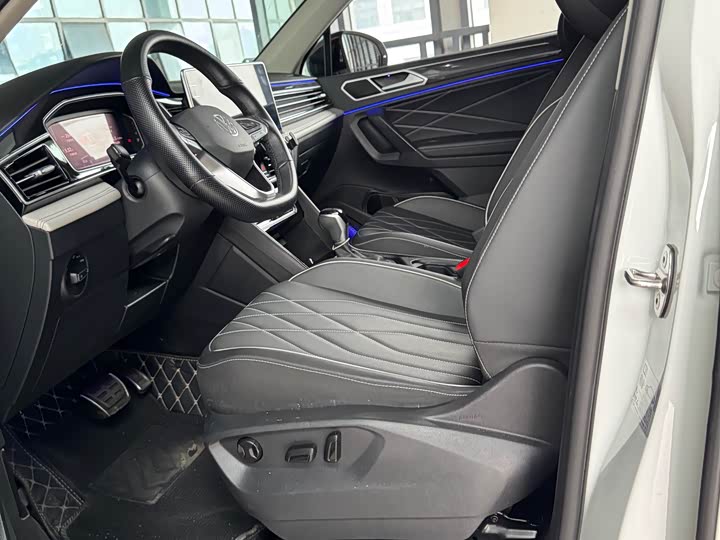 Volkswagen Tiguan L Pro 2025 2025款 出众款 300TSI 自动两驱龙腾版