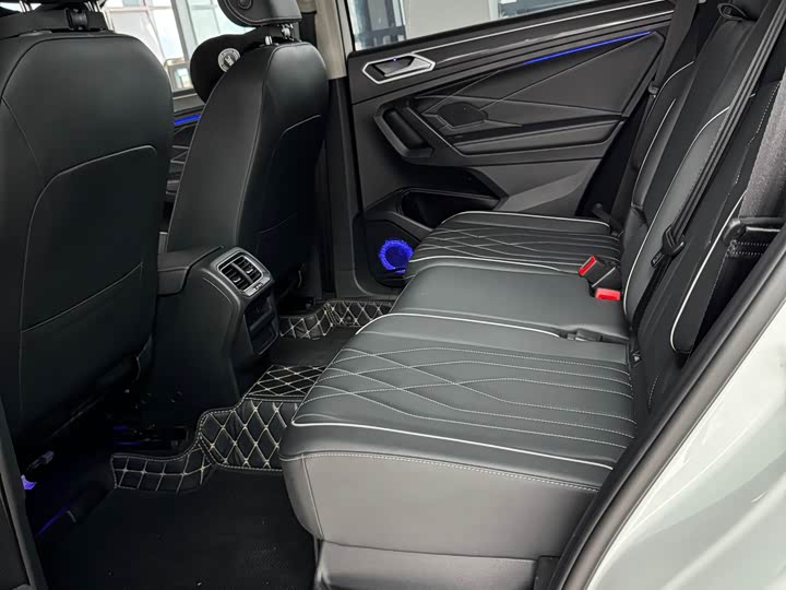 Volkswagen Tiguan L Pro 2025 2025款 出众款 300TSI 自动两驱龙腾版