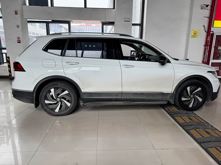 Volkswagen Tiguan L Pro 2025 2025款 出众款 300TSI 自动两驱龙腾版