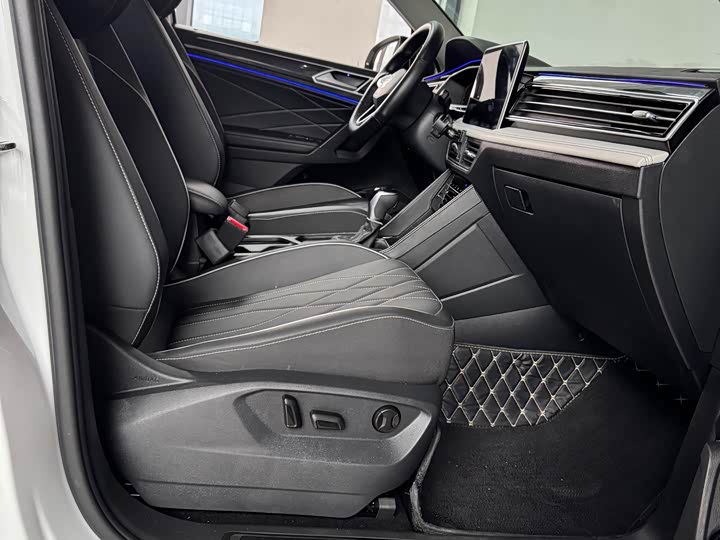 Volkswagen Tiguan L Pro 2025 2025款 出众款 300TSI 自动两驱龙腾版