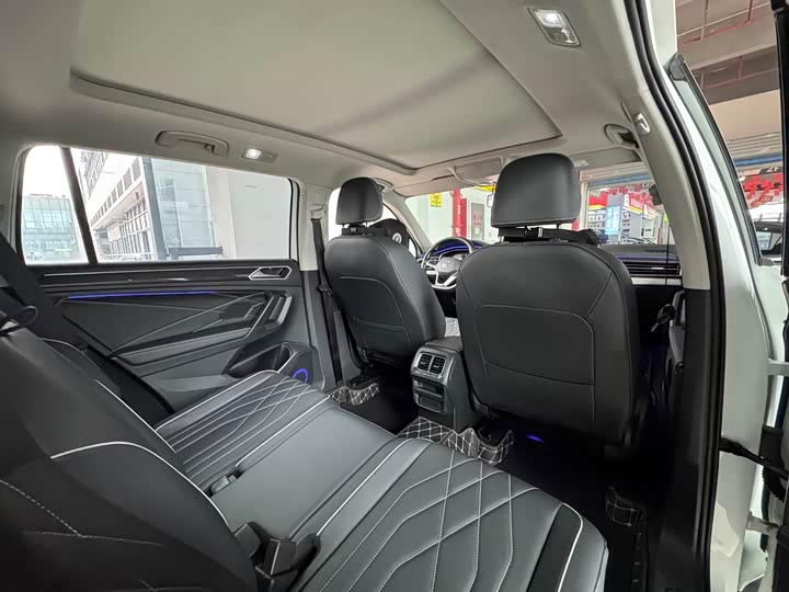 Volkswagen Tiguan L Pro 2025 2025款 出众款 300TSI 自动两驱龙腾版