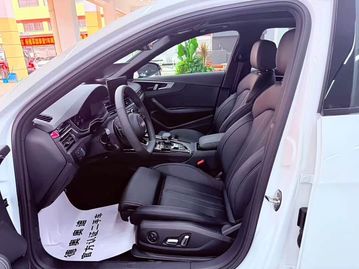 Audi A4L 2025 2025款 200万辆悦享版 40 TFSI 豪华动感型