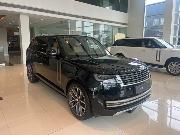 Land Rover Range Rover 2026 2026款 3.0 L6 400PS HSE长轴版