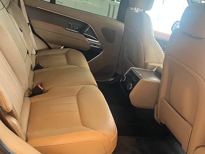 Land Rover Range Rover 2026 2026款 3.0 L6 400PS HSE长轴版