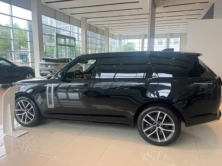 Land Rover Range Rover 2026 2026款 3.0 L6 400PS HSE长轴版