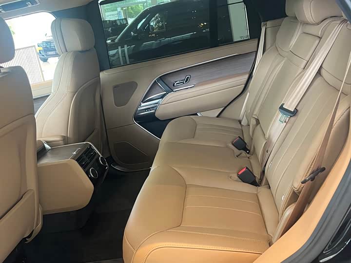 Land Rover Range Rover 2026 2026款 3.0 L6 400PS HSE长轴版