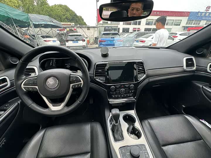 Фото 7 - Jeep Grand Cherokee