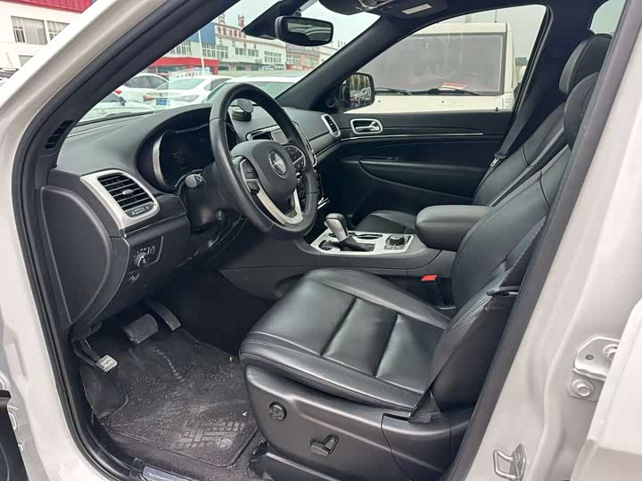 Фото 8 - Jeep Grand Cherokee