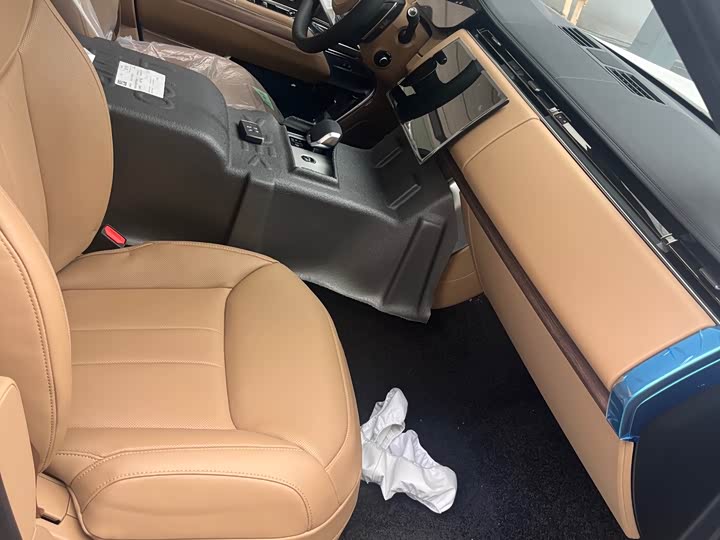 Land Rover Range Rover 2026 2026款 3.0 L6 400PS SE长轴版