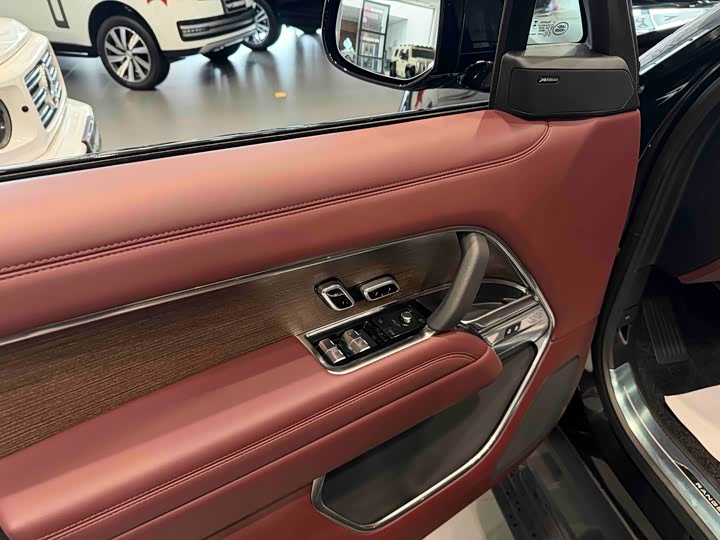 Land Rover Range Rover 2025 2025款 3.0 L6 400PS 盛世加长版