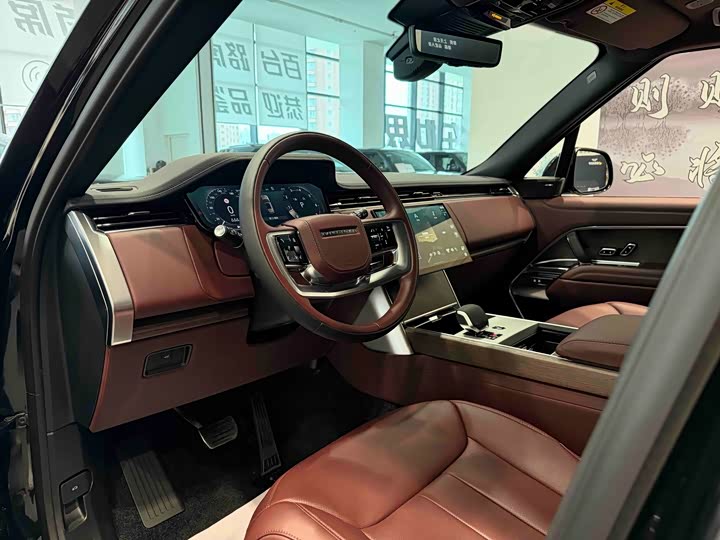 Land Rover Range Rover 2025 2025款 3.0 L6 400PS 盛世加长版