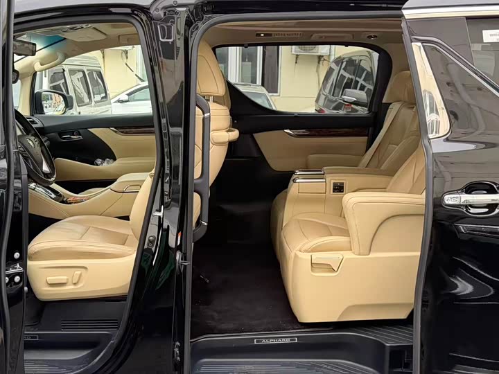 Фото 5 - Toyota Alphard