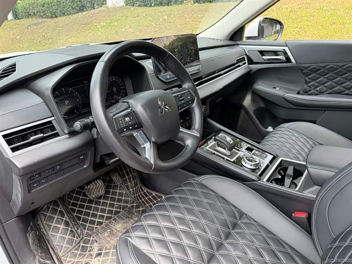 Mitsubishi Outlander 2023 2023款 1.5T CVT两驱尊耀版 7座