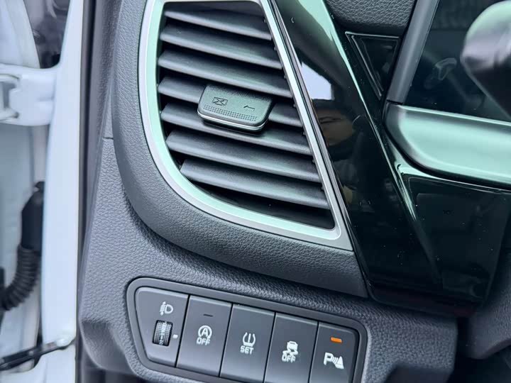 Kia Seltos 2023 2023款 1.5L CVT尊贵版