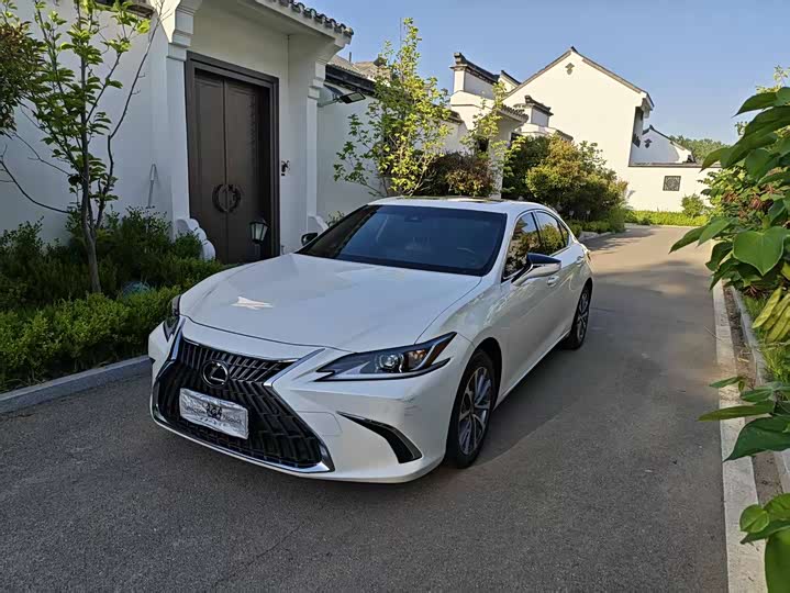 Фото 2 - Lexus ES