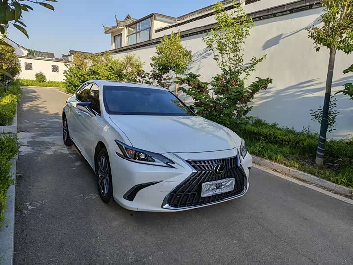 Фото 3 - Lexus ES