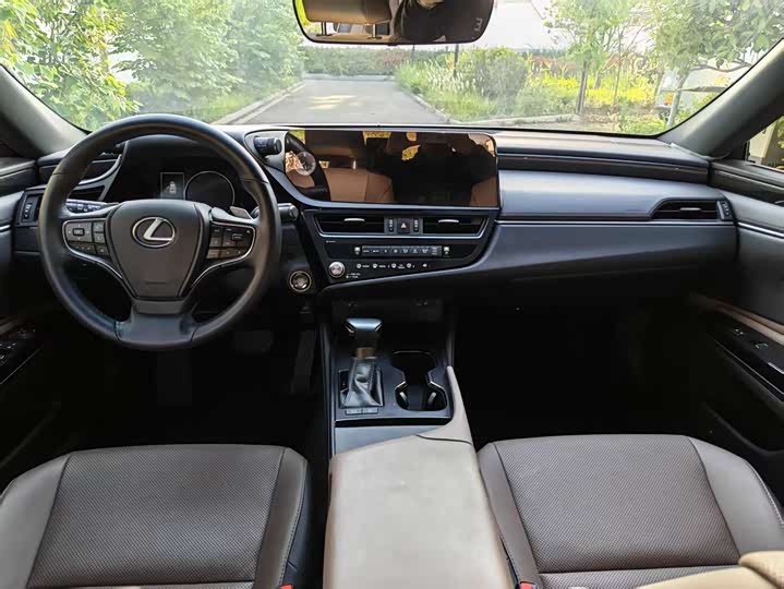 Фото 6 - Lexus ES