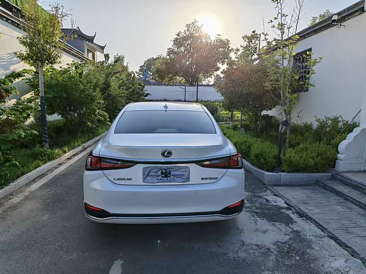 Фото 7 - Lexus ES