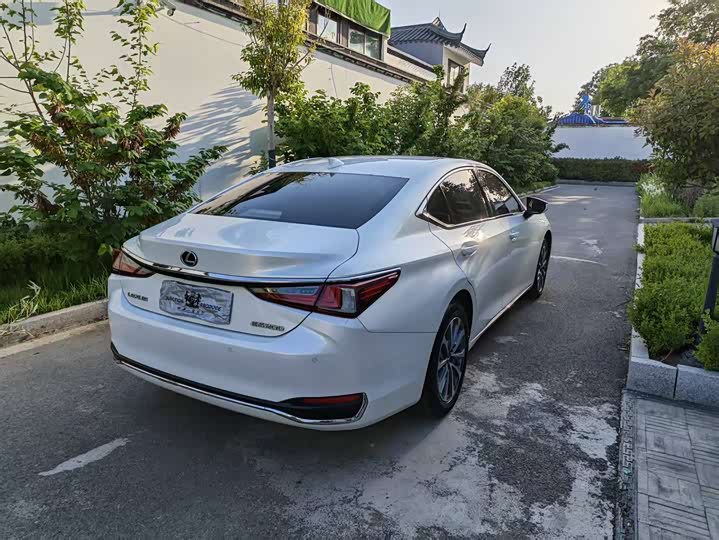Фото 8 - Lexus ES