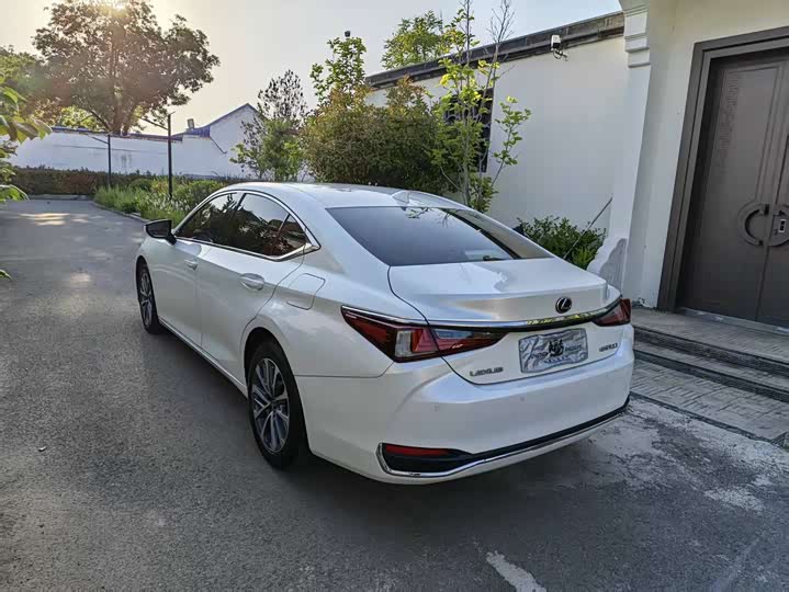 Фото 9 - Lexus ES