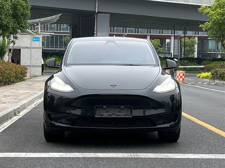 Zdjęcie 2 - Tesla Model Y