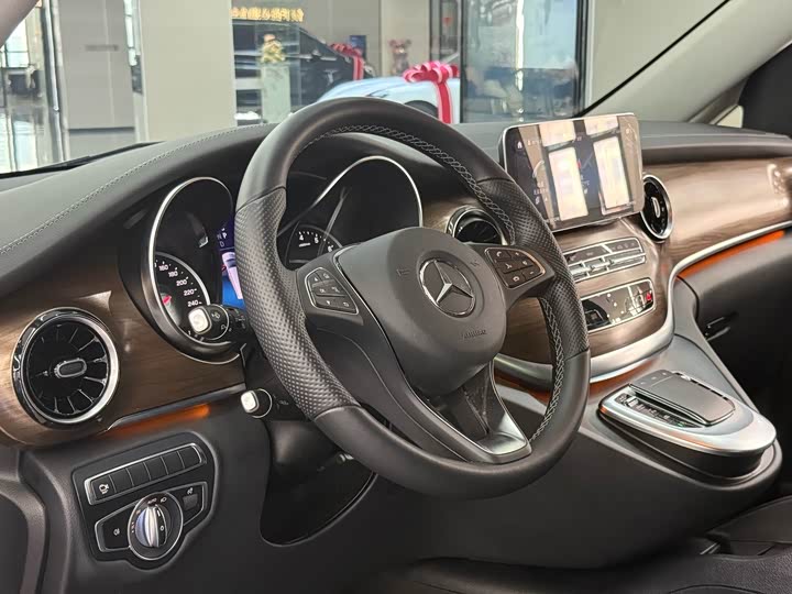 Фото 5 - Mercedes-Benz V-Class