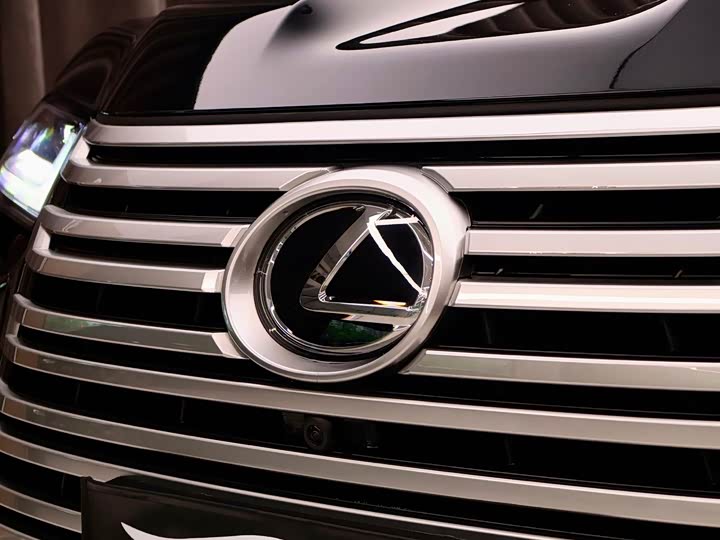 Фото 8 - Lexus LX
