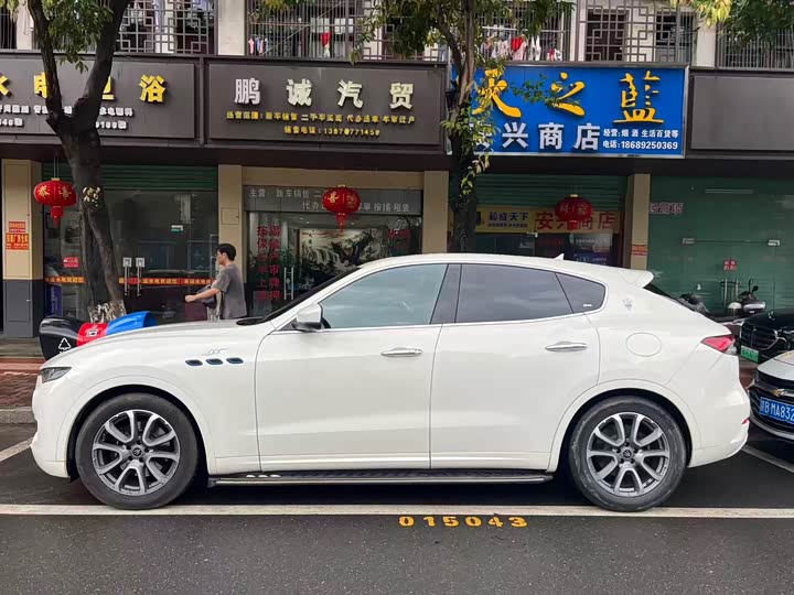Фото 2 - Maserati Levante