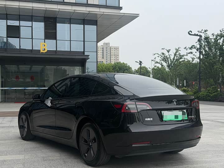 Фото 4 - Tesla Model 3