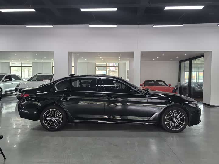 Photo 4 - BMW 5 Series