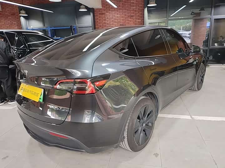 Photo 4 - Tesla Model Y
