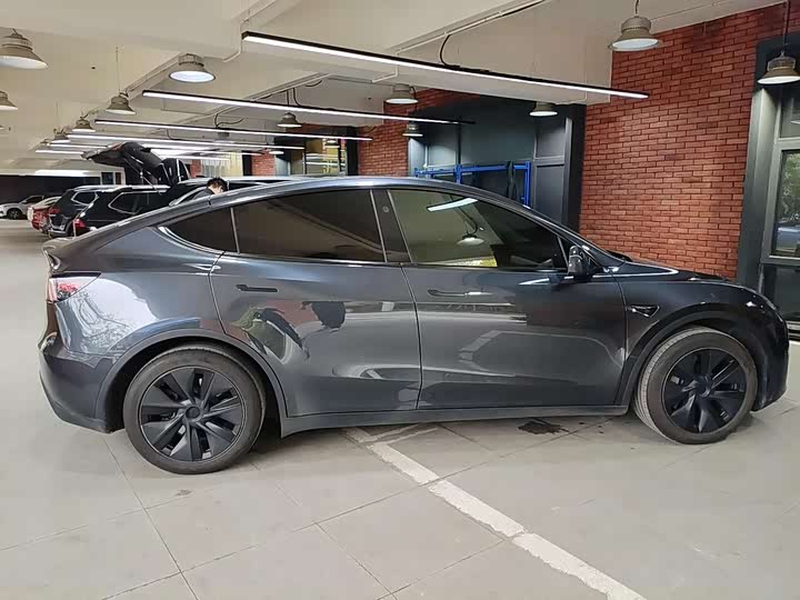 Photo 5 - Tesla Model Y