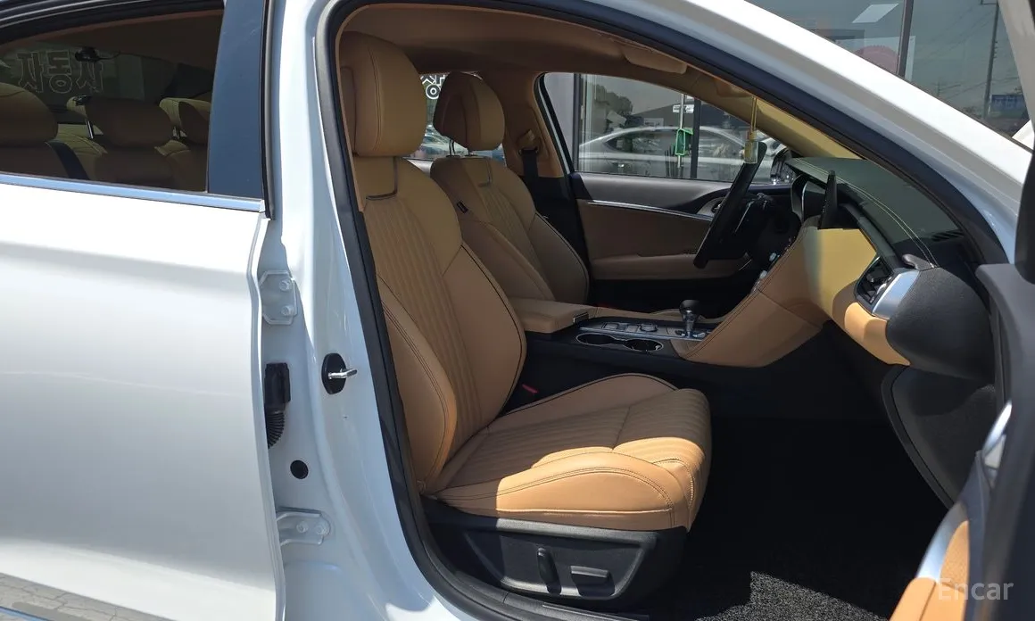 Photo 11 - Genesis G70