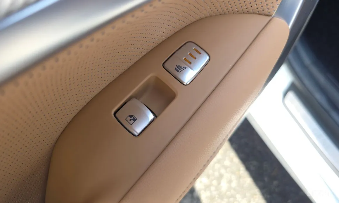 Photo 19 - Genesis G70