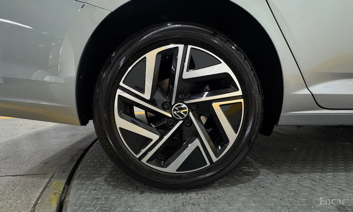Photo 5 - Volkswagen Jetta