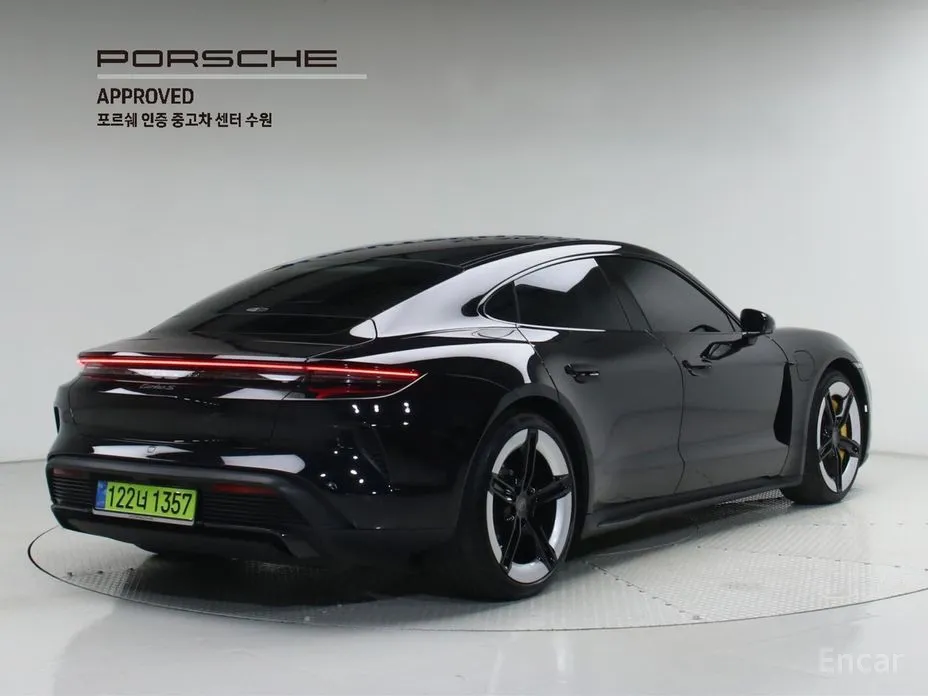 Фото 2 - Porsche Taycan