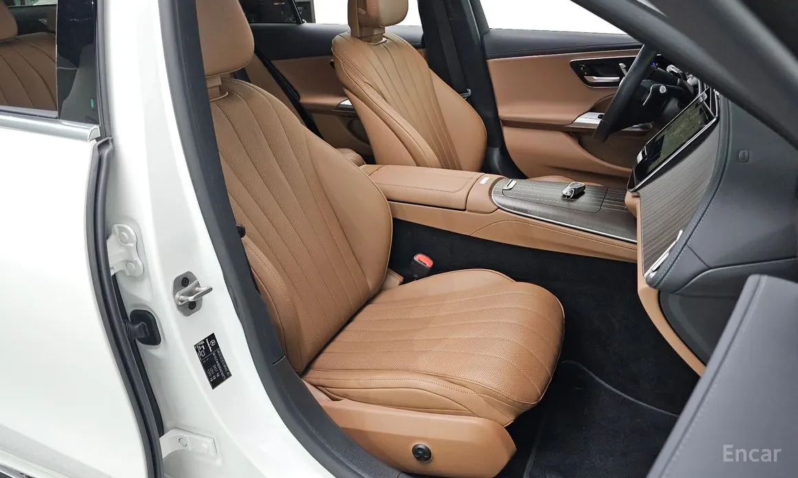 Mercedes-Benz E-Class 2024 E300 4MATIC Exclusive