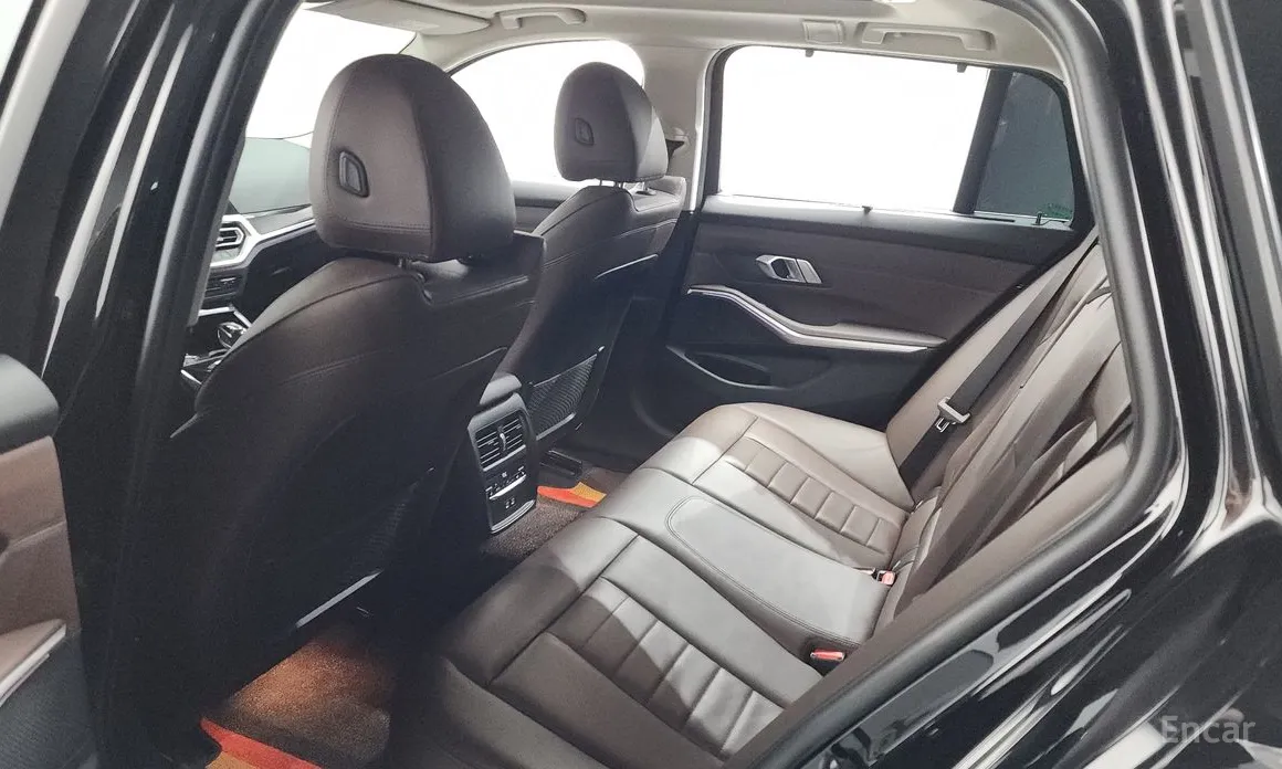 BMW 3 Series 2019 320i Touring Luxury