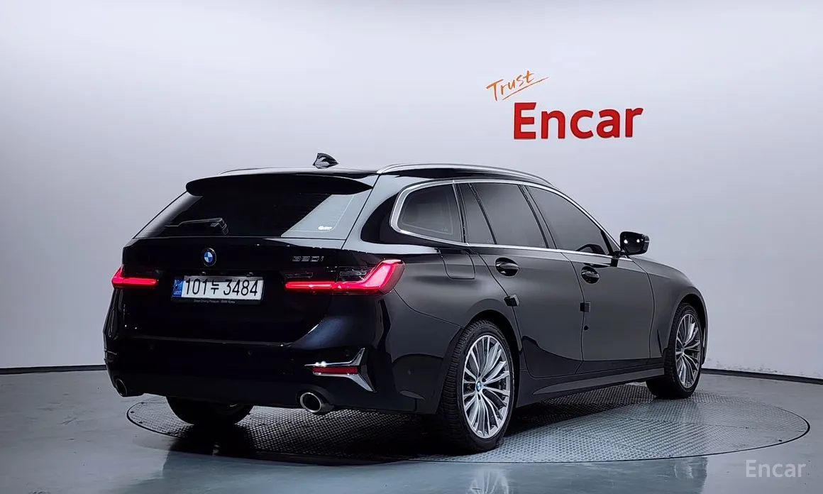 BMW 3 Series 2019 320i Touring Luxury