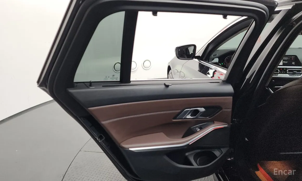 BMW 3 Series 2019 320i Touring Luxury