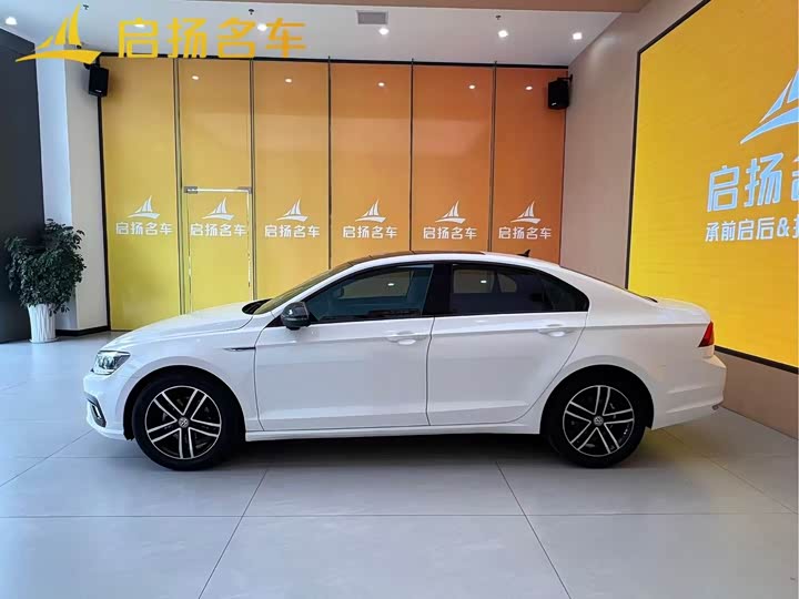 صورة 3 - Volkswagen Lamando L