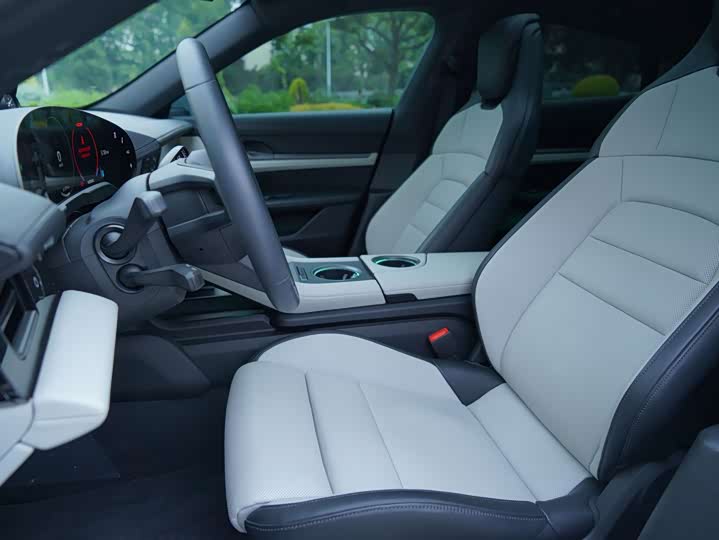 Фото 4 - Porsche Taycan