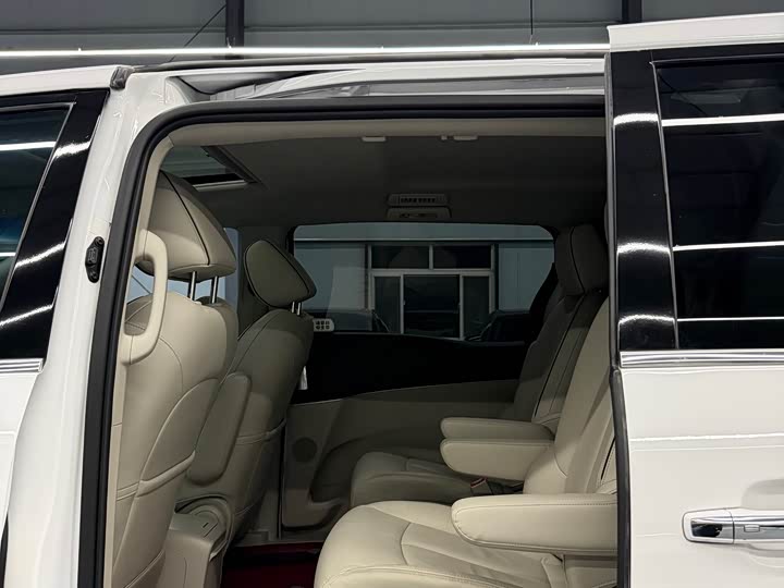 Photo 4 - Buick GL8 ES